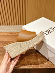 ATTITUDE WEDGE SLIDE 90MM IN BROWN CALFSKIN NATURAL BEIGE RAFFIA SOLE