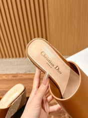 ATTITUDE WEDGE SLIDE 90MM IN BROWN CALFSKIN NATURAL BEIGE RAFFIA SOLE