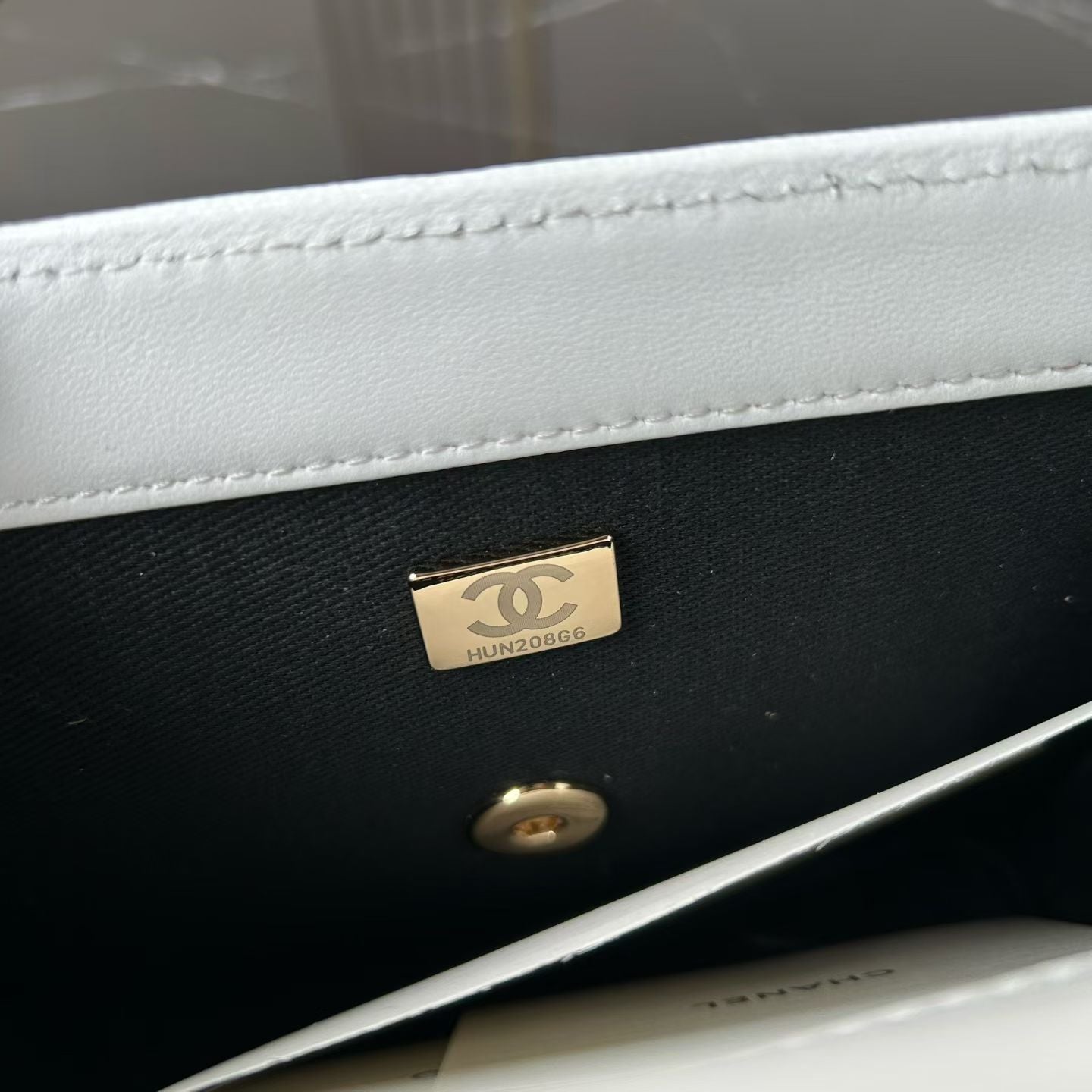 CHANEL 26S FLAP BAG 19 IN WHITE QUILTED LAMBSKIN WITH BLACK LEATHER TRIM
