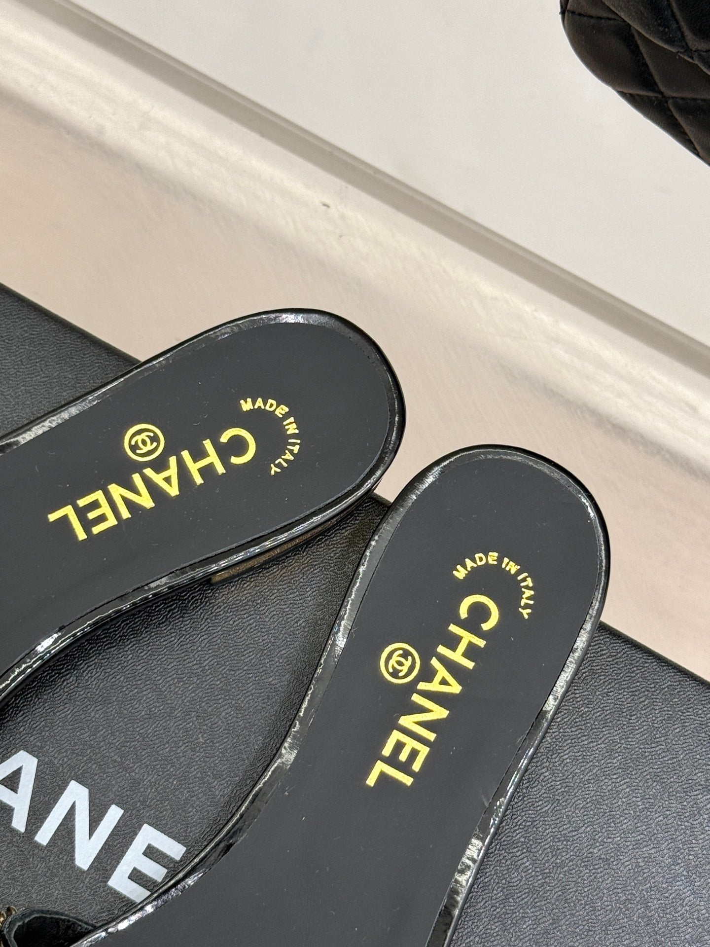 CC SLIDE SANDALS IN BLACK AND WHITE PEARL