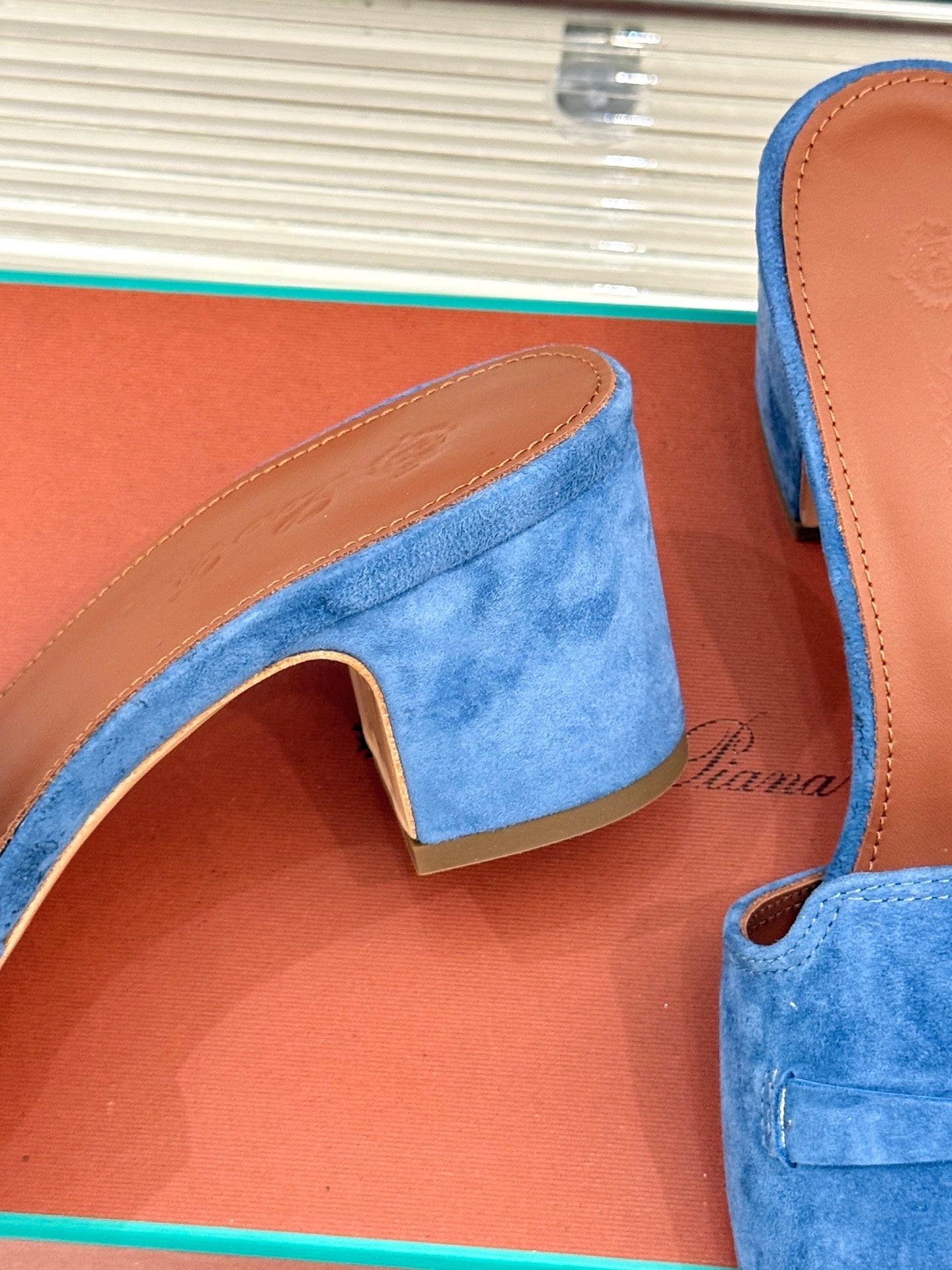 HIGH HEELS IN BLUE SUEDE AND LAMBSKIN