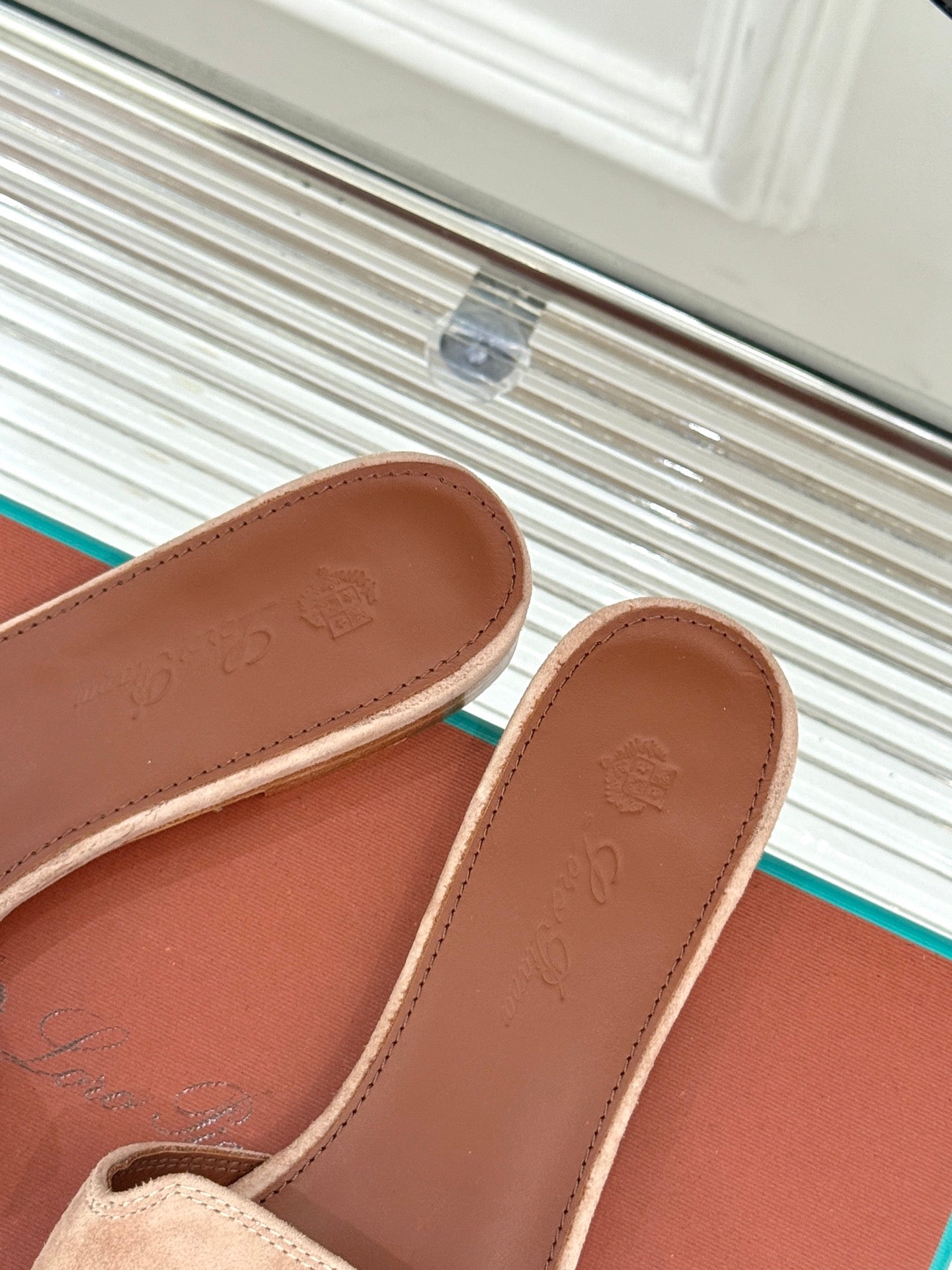 FLAT SANDALS IN LIP PINK SUEDE AND LAMBSKIN