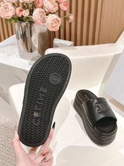 BLOCK SLIDE WITH TRIOMPHE IN BLACK SMOOTH LAMBSKIN