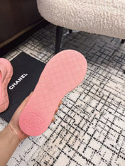THICK-SOLED THONG SLIPPERS IN BRIGHT PINK CALFSKIN