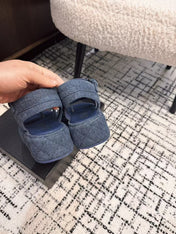 THICK-SOLED THONG SANDAL IN NAVY BLUE DENIM