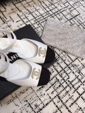 FLAT SLINGBACKS IN WHITE CALFSKIN AND BLACK FABRIC