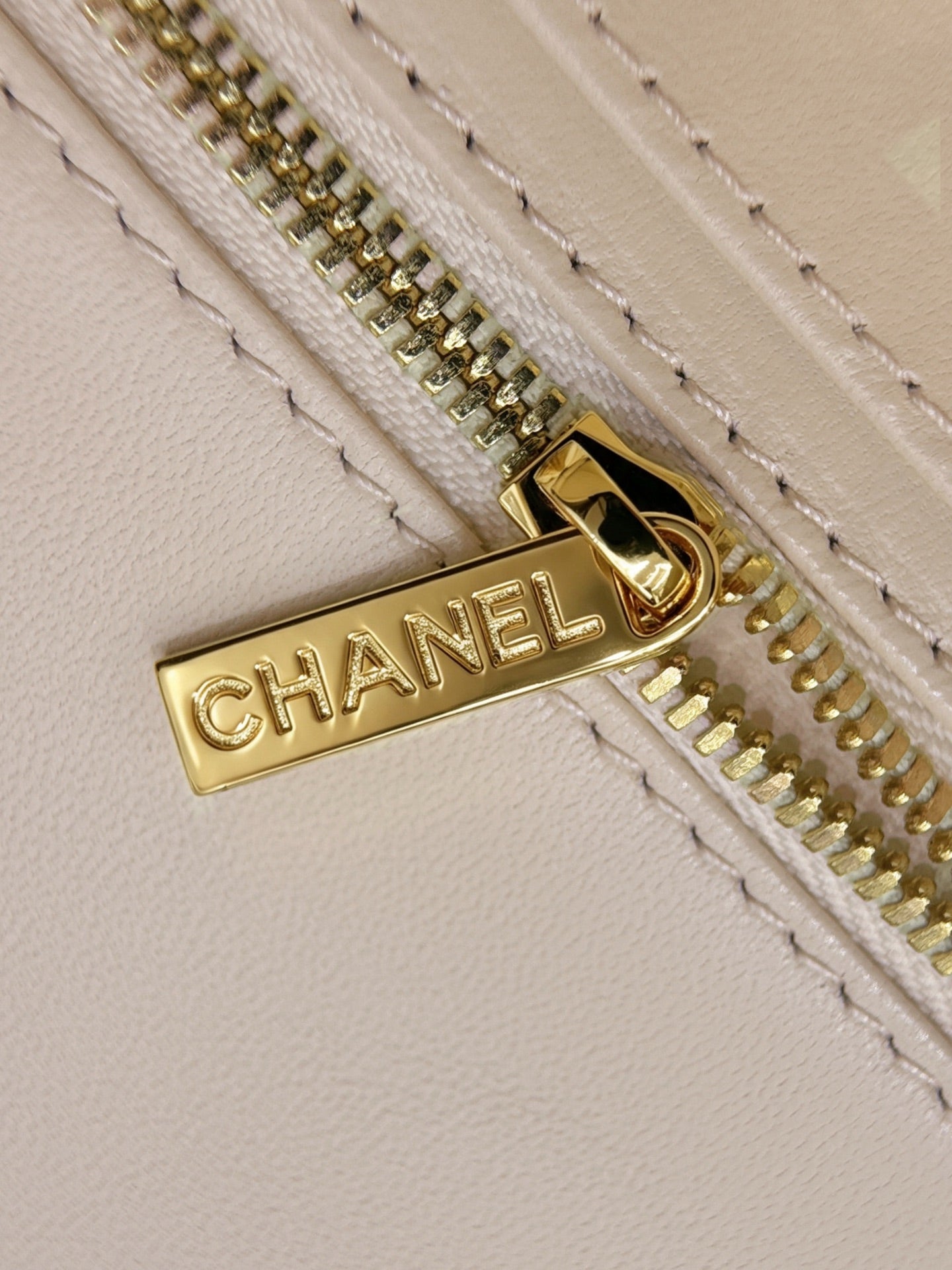 CHANEL 26S CLASSIC FLAP BAG 21 IN CREAM WHITE WITH BLACK TRIM SEQUINS