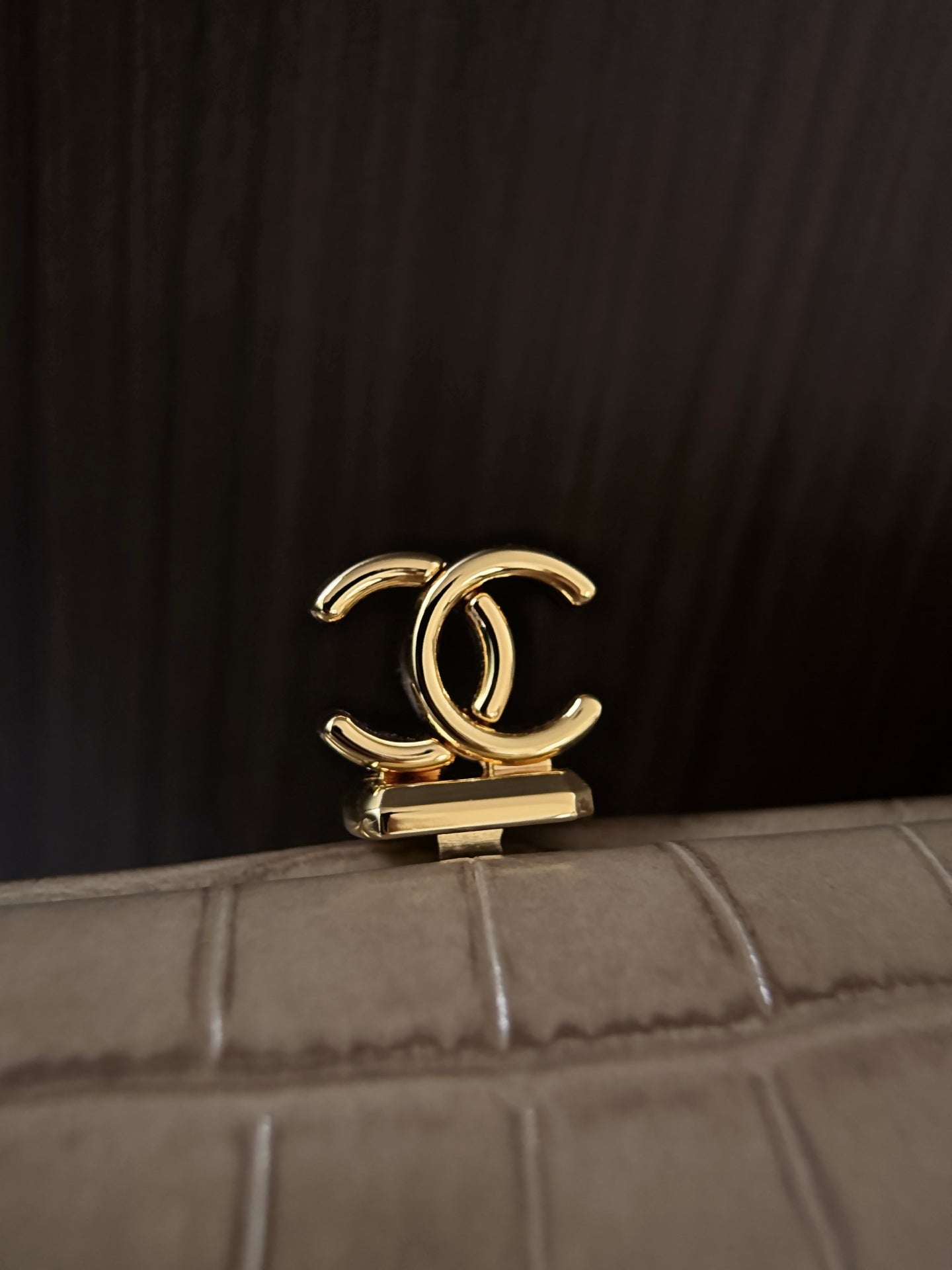 CHANEL 26S SHOULDER BAG 28 IN BEIGE GREY CROC-EMBOSSED CALFSKIN