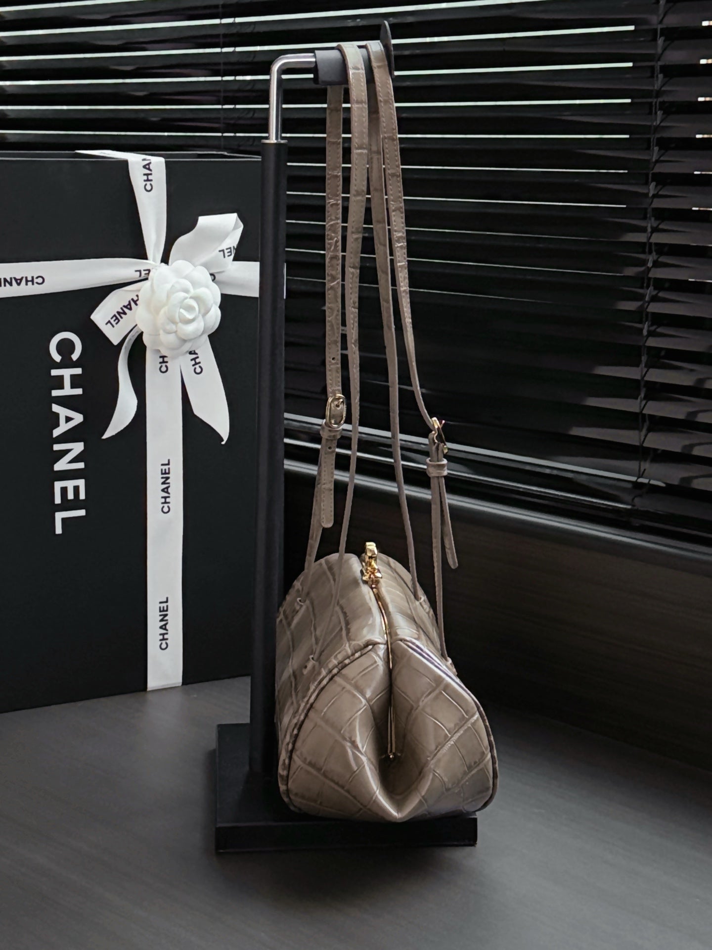 CHANEL 26S SHOULDER BAG 28 IN BEIGE GREY CROC-EMBOSSED CALFSKIN