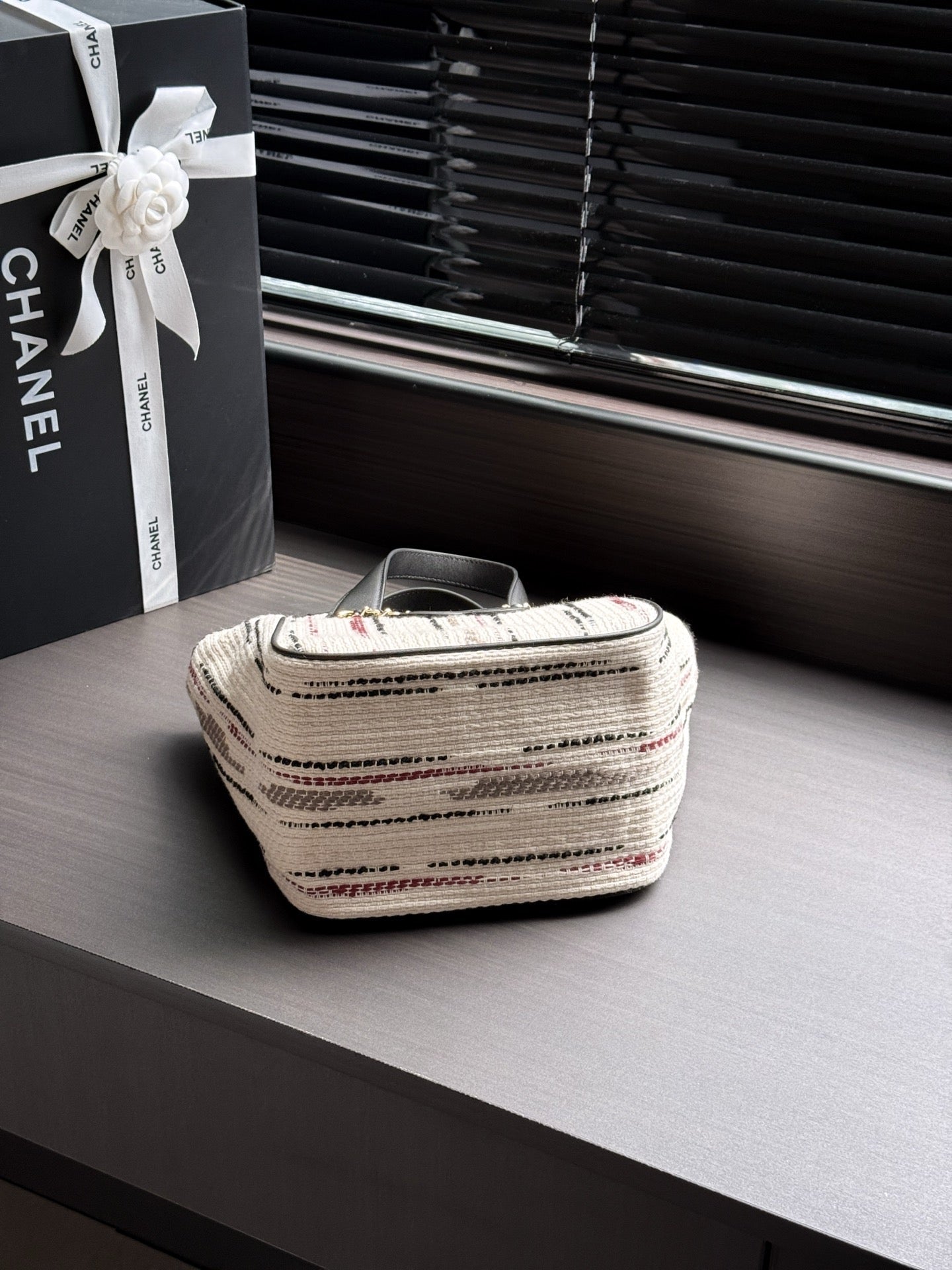 CHANEL 26S SHOPPING TOTE 21 IN BEIGE TWEED
