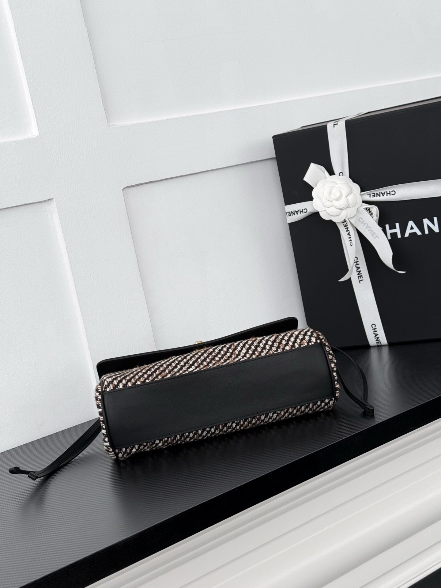 CHANEL 26S SHOULDER BAG 29 IN BLACK CALFSKIN AND PATTERNED TWEED