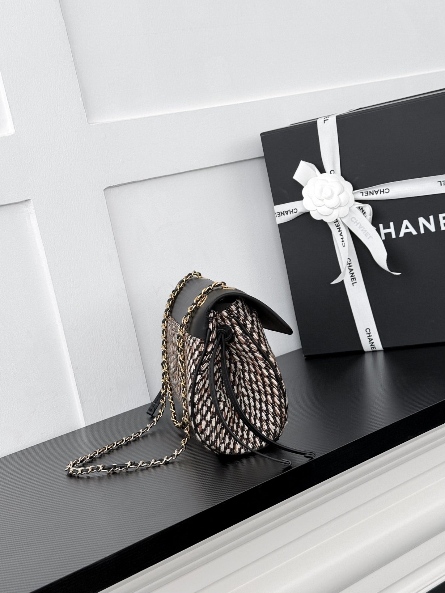 CHANEL 26S SHOULDER BAG 29 IN BLACK CALFSKIN AND PATTERNED TWEED