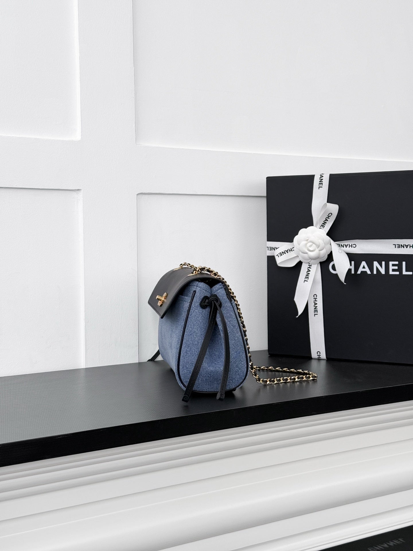 CHANEL 26S SHOULDER BAG 29 IN BLACK CALFSKIN AND BLUE DENIM
