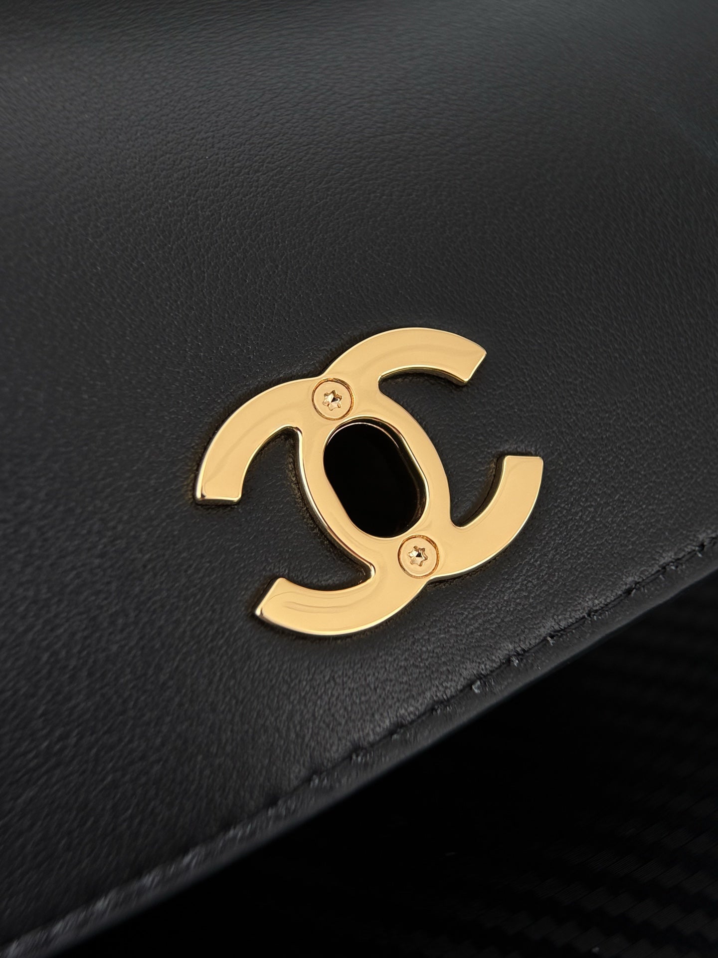 CHANEL 26S SHOULDER BAG 29 IN BLACK CALFSKIN AND BLUE DENIM