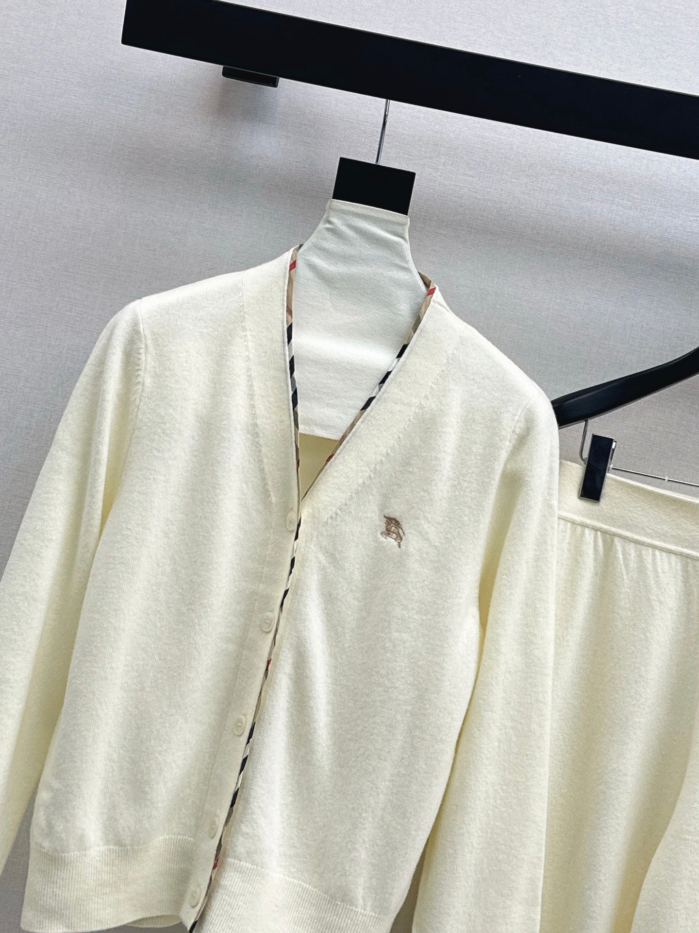 BURBERRY 25S CARDIGAN AND STRAIGHT-LEG PANTS SET 096