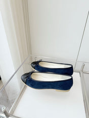 BALLET FLAT IN BLACK CALFSKIN AND NAVY BLUE SUEDE