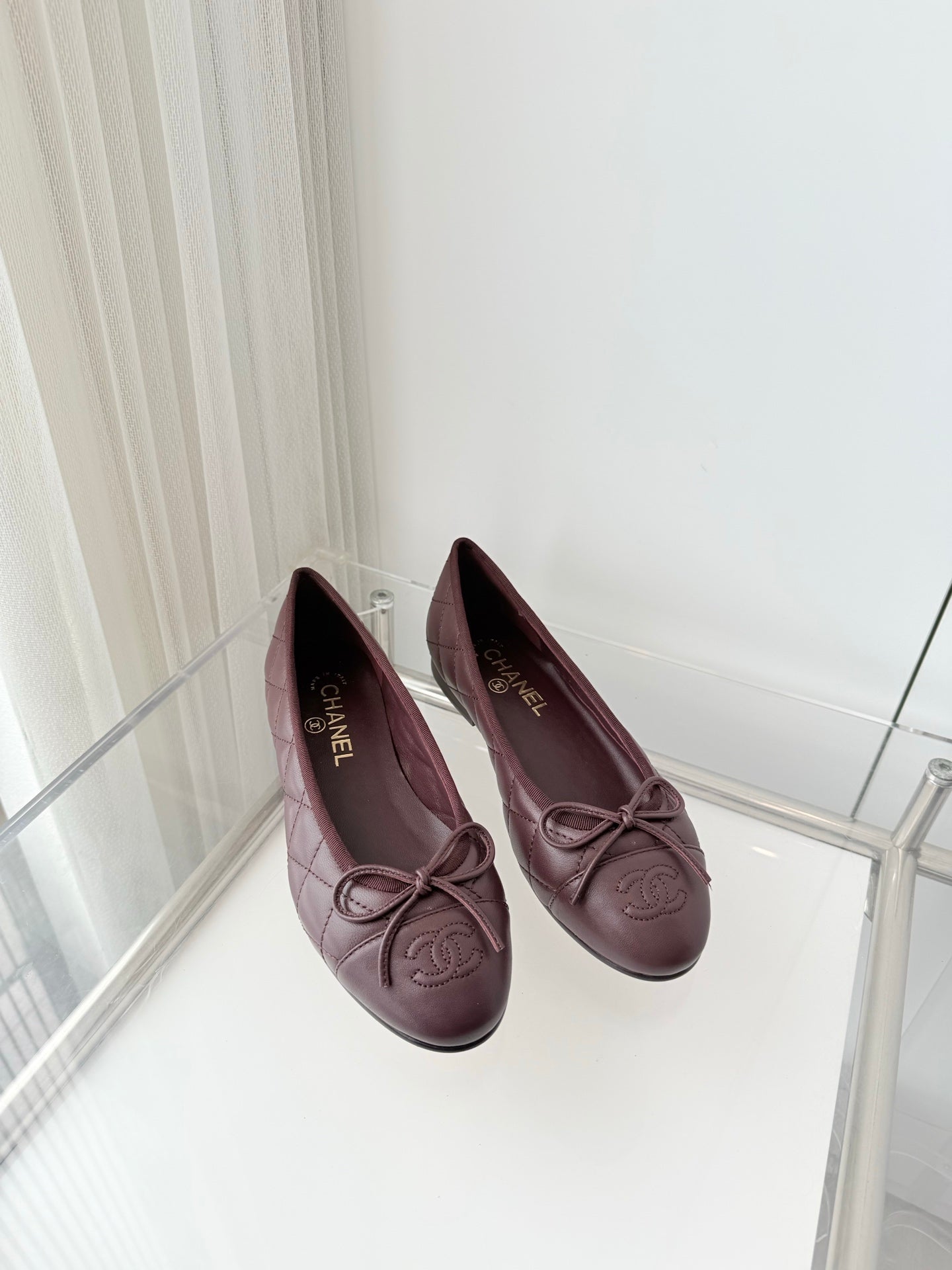 CHANEL 26S BALLET FLATS IN BURGUNDY RED QUILTED CALFSKIN WITH BOW