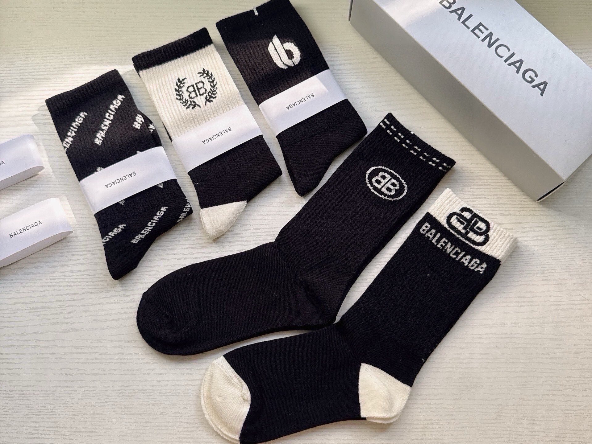 BALENCIAGA 26S CREW SOCKS 293236 (1 BOX)
