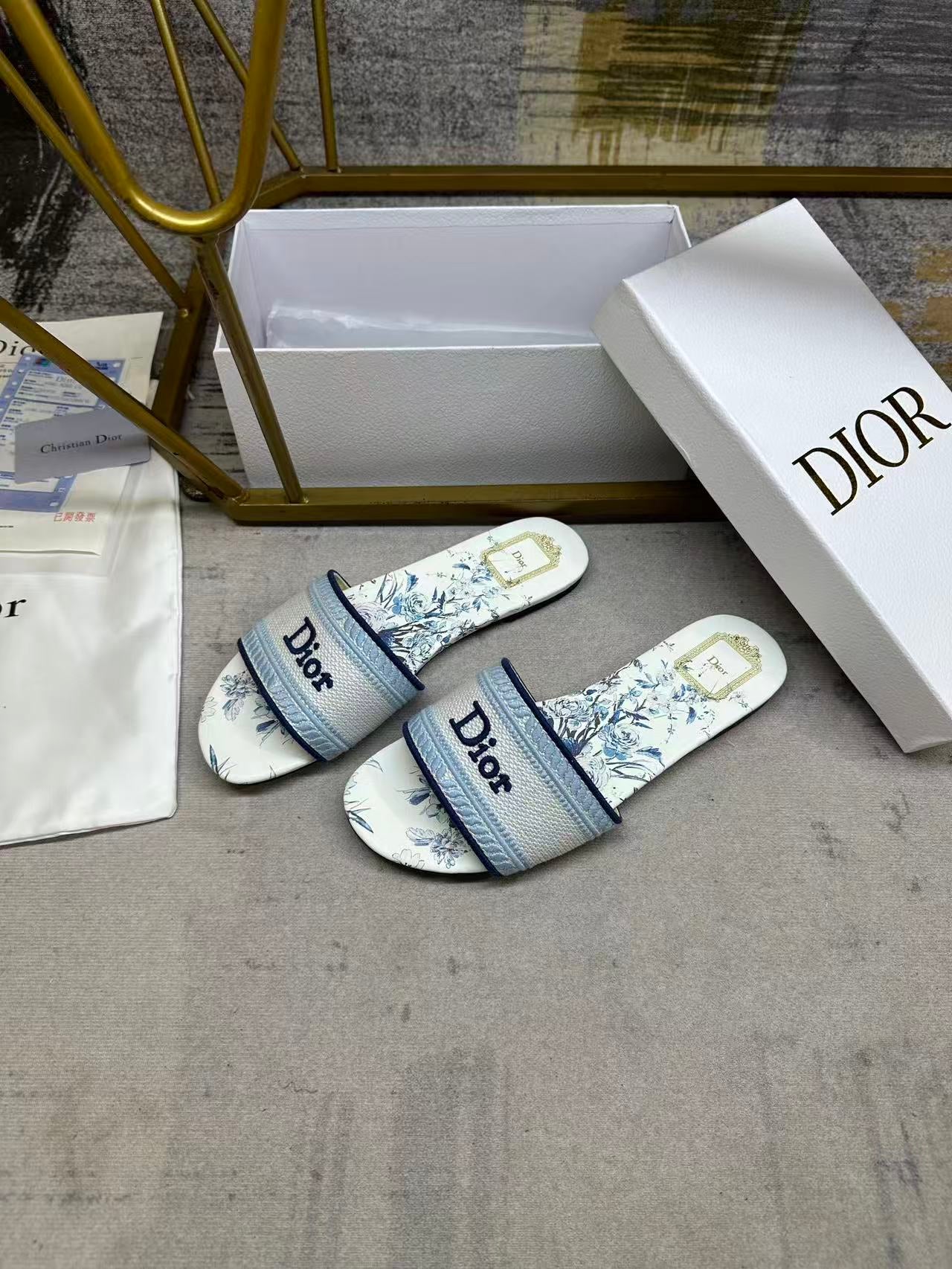 DIOR 26S DWAY SLIDE FLOWER EDITION IN WHITE AND SKY BLUE FABRIC