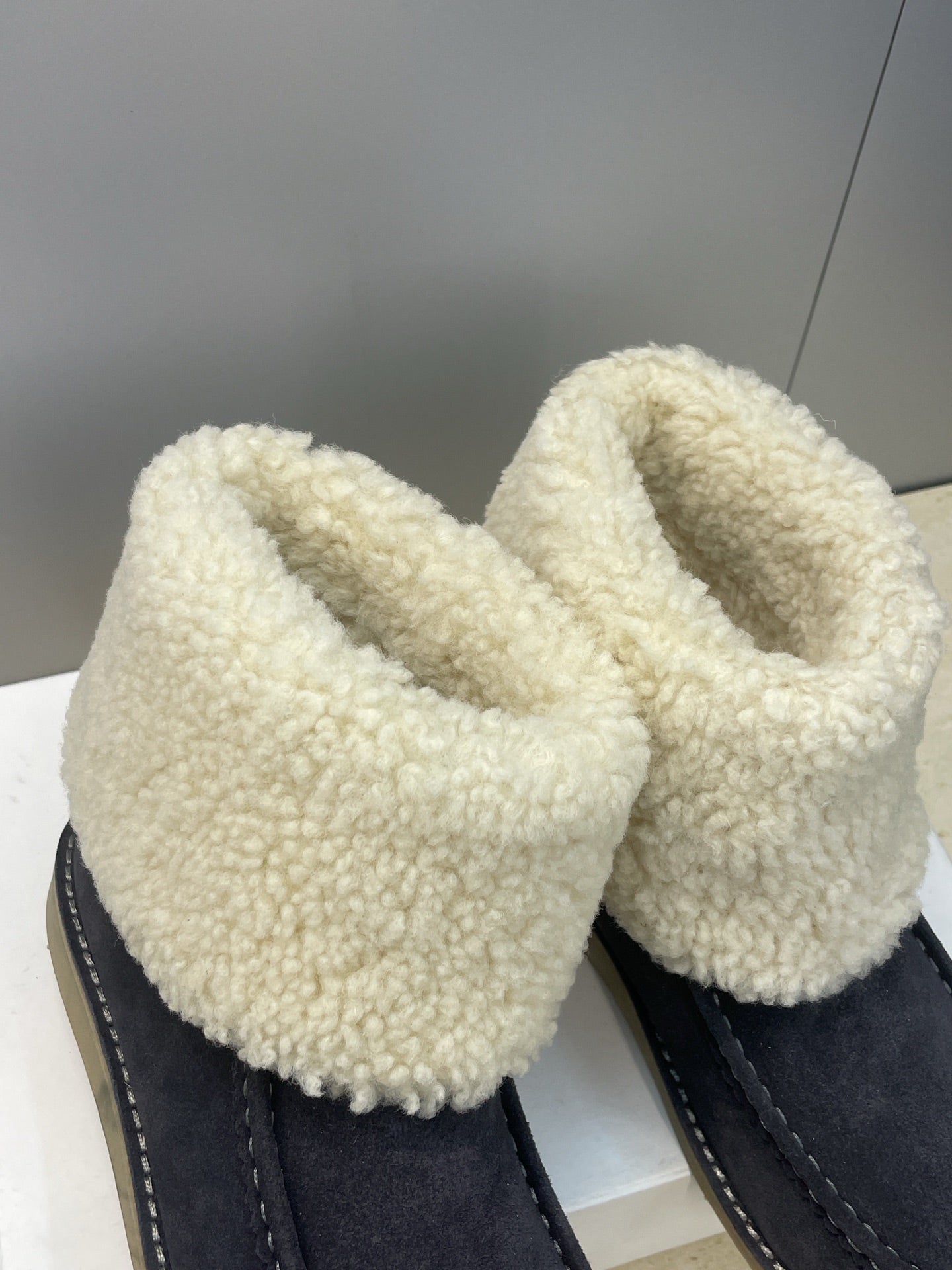 CHLOÉ 26S SHEARLING BOOTS IN CHARCOAL GREY SUEDE