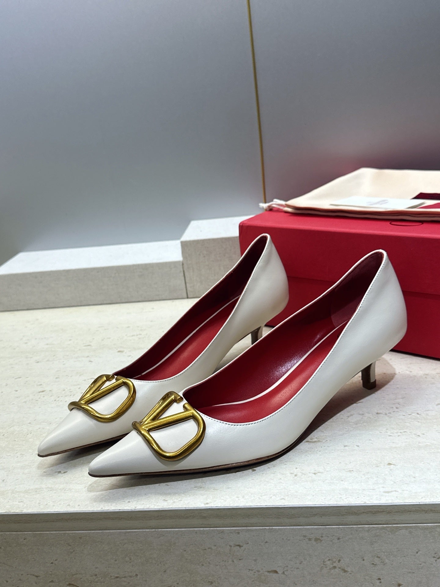 VALENTINO 26S HIGH HEELS 40 MM IN CREAM WHITE CALFSKIN WITH GOLD HARDWARE