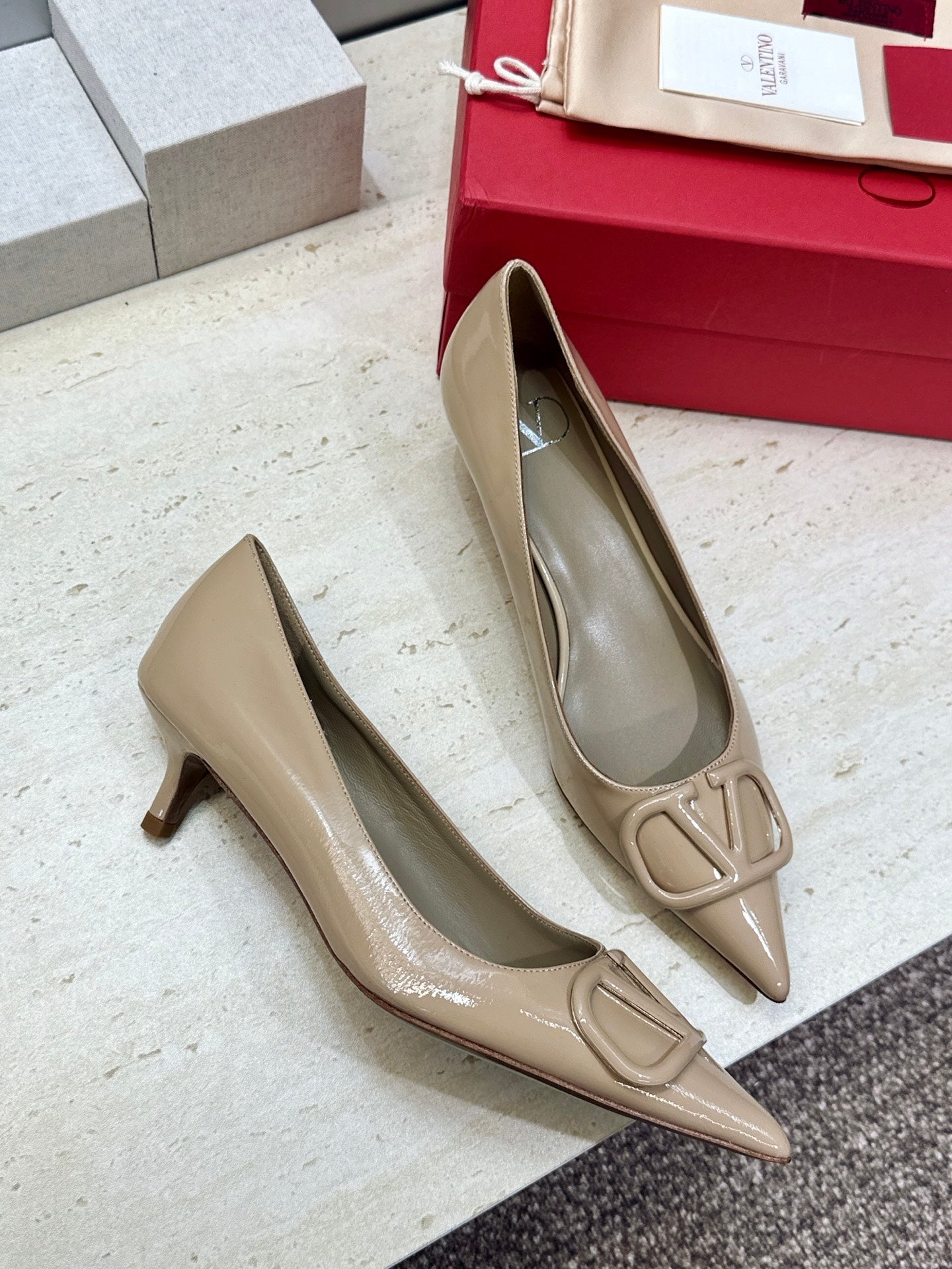 VALENTINO 26S HIGH HEELS 40 MM IN BEIGE PATENT CALFSKIN
