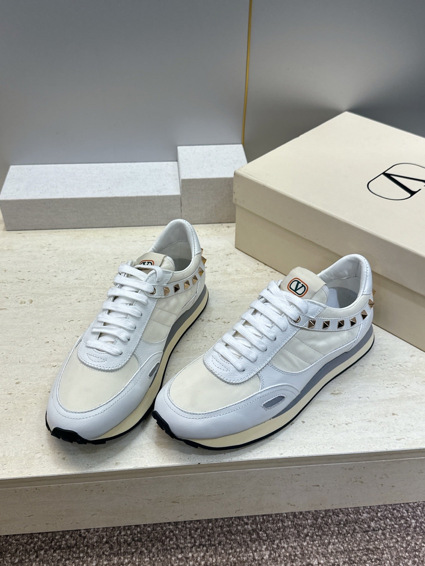 VALENTINO 26S ROCKRUNNER SNEAKERS IN WHITE CALFSKIN AND BEIGE FABRIC