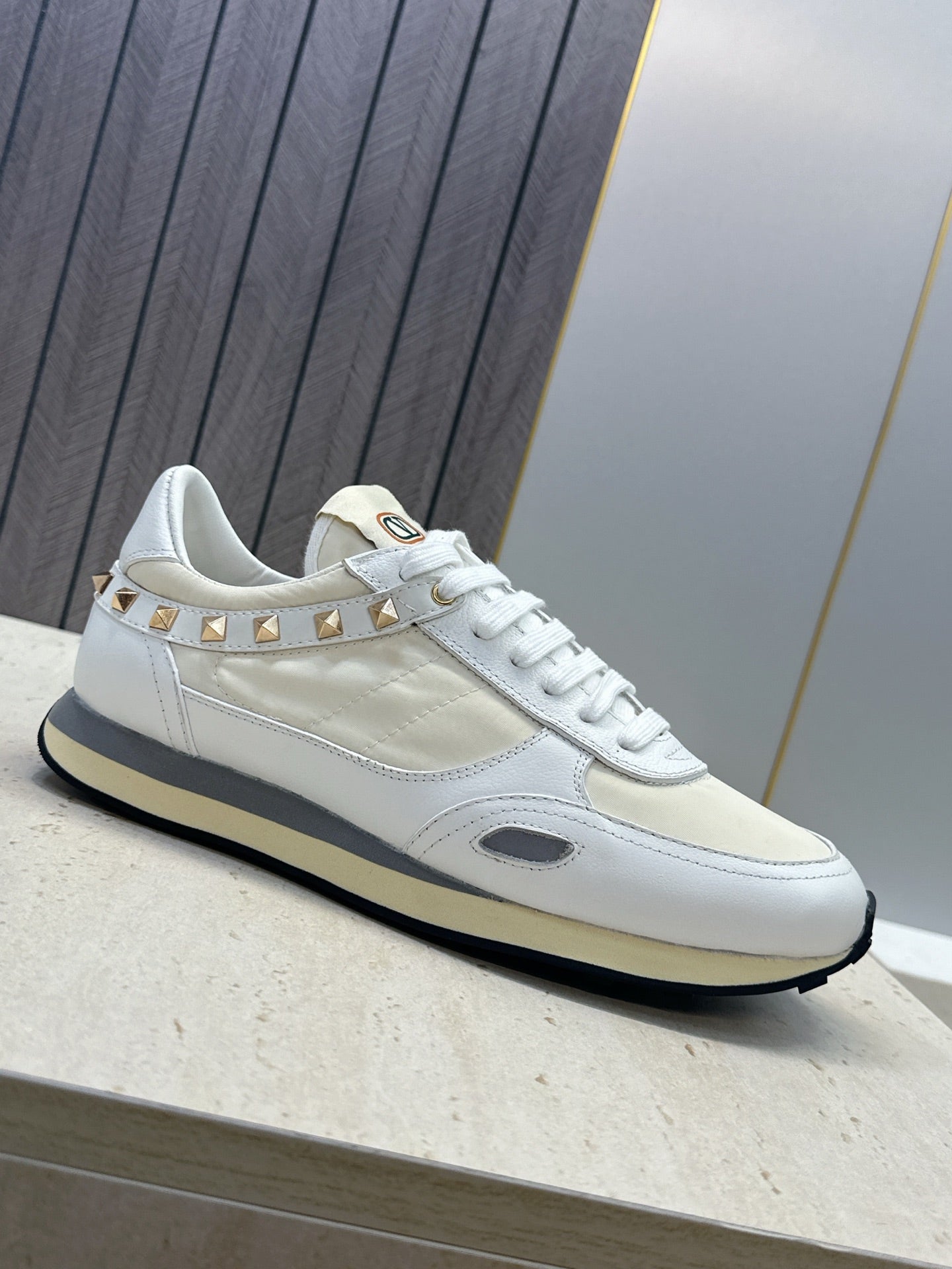 VALENTINO 26S ROCKRUNNER SNEAKERS IN WHITE CALFSKIN AND BEIGE FABRIC