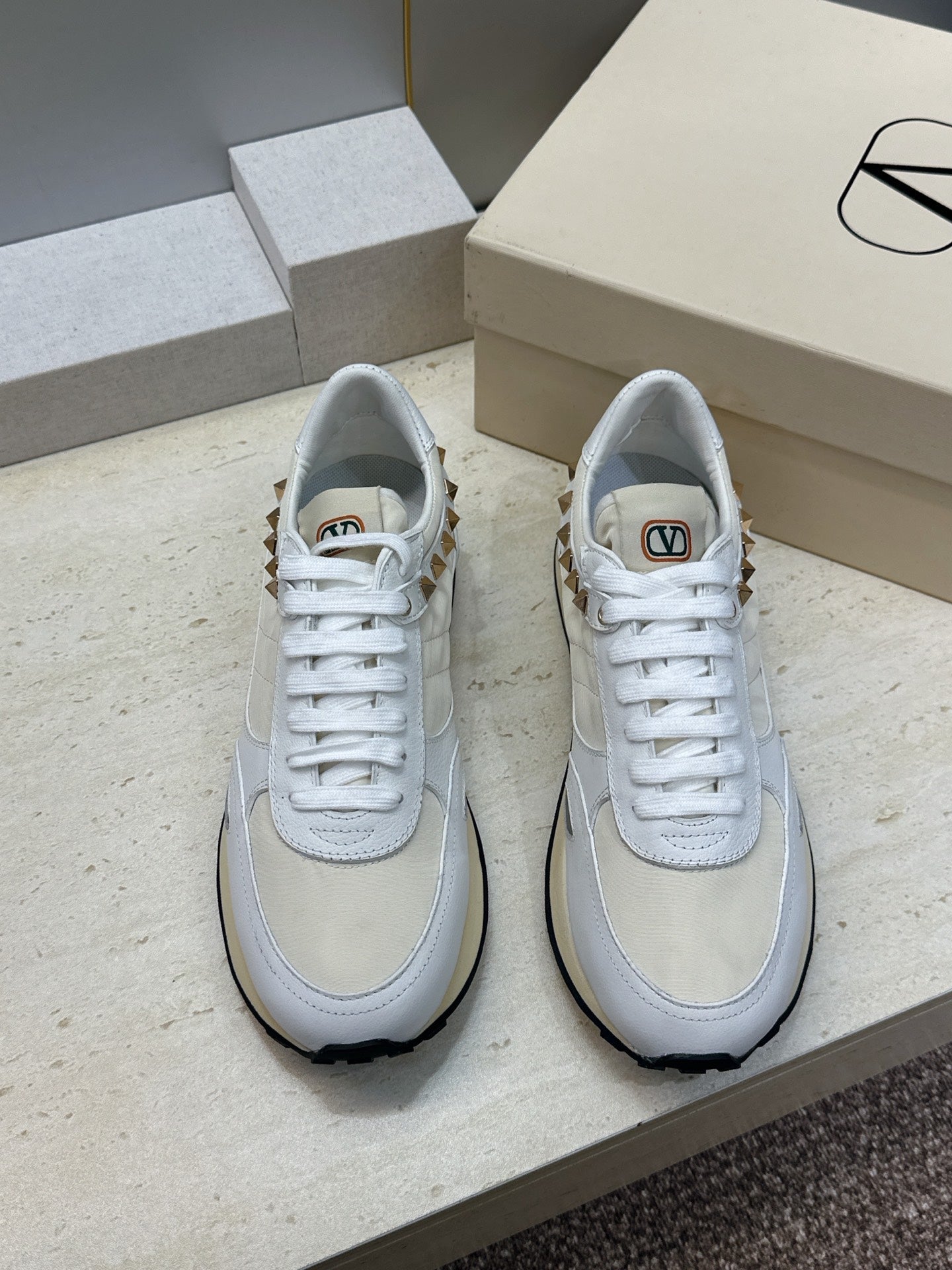 VALENTINO 26S ROCKRUNNER SNEAKERS IN WHITE CALFSKIN AND BEIGE FABRIC