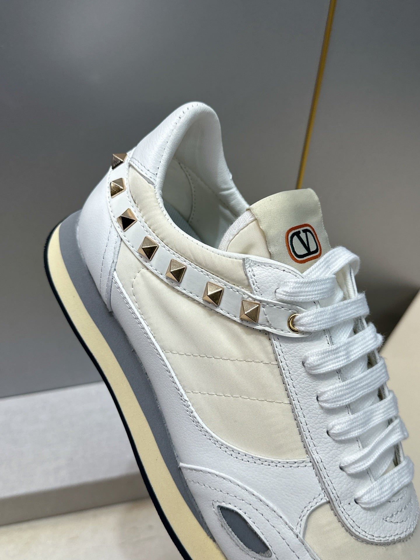 VALENTINO 26S ROCKRUNNER SNEAKERS IN WHITE CALFSKIN AND BEIGE FABRIC