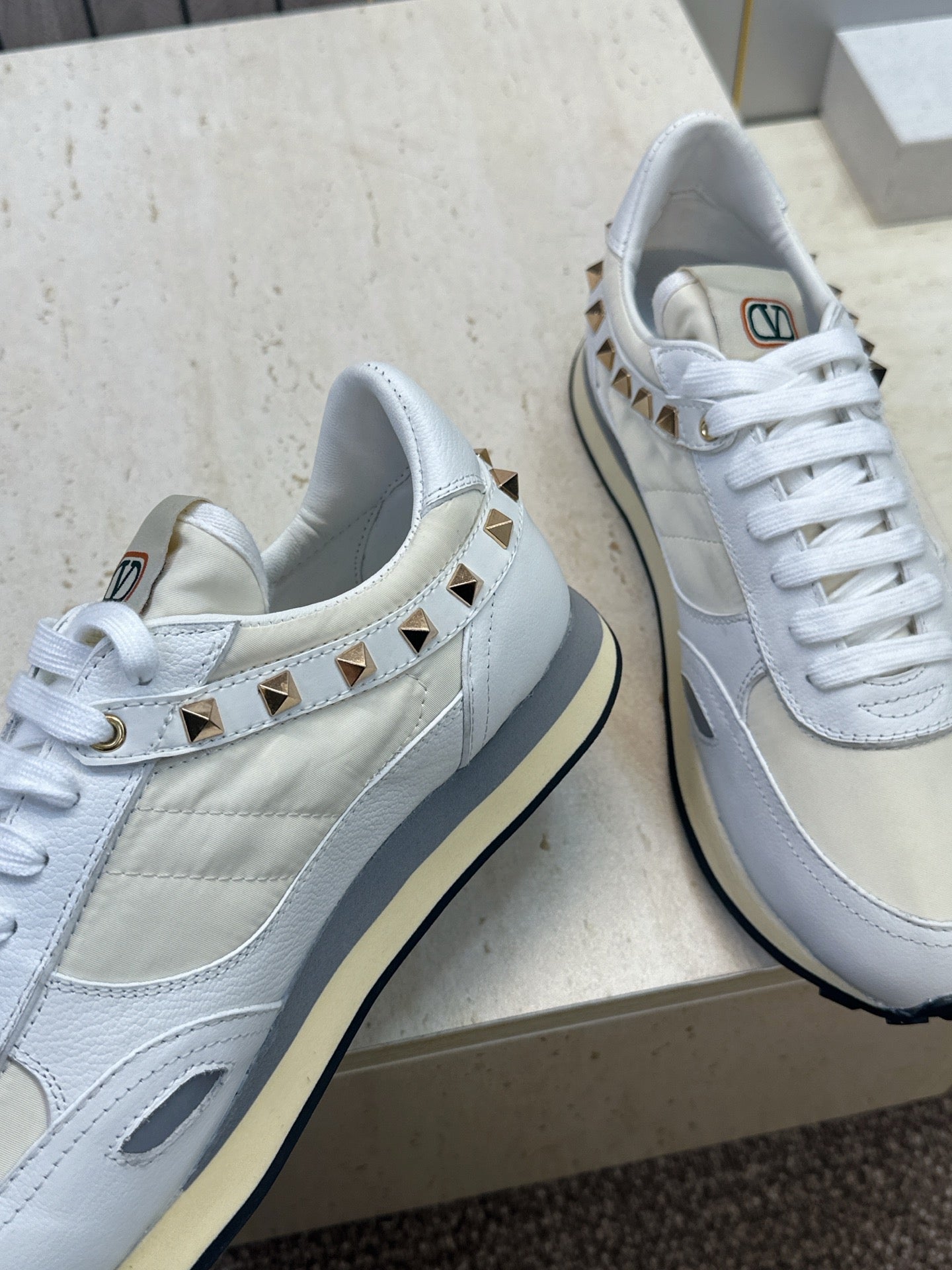 VALENTINO 26S ROCKRUNNER SNEAKERS IN WHITE CALFSKIN AND BEIGE FABRIC