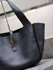 LE 5 À 7 BEA TOTE BAG 50 IN BLACK LAMBSKIN GOLD LOGO