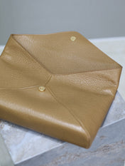 ENVELOPE CLUTCH 29 IN EARTHY YELLOW LAMBSKIN COPPER LOGO