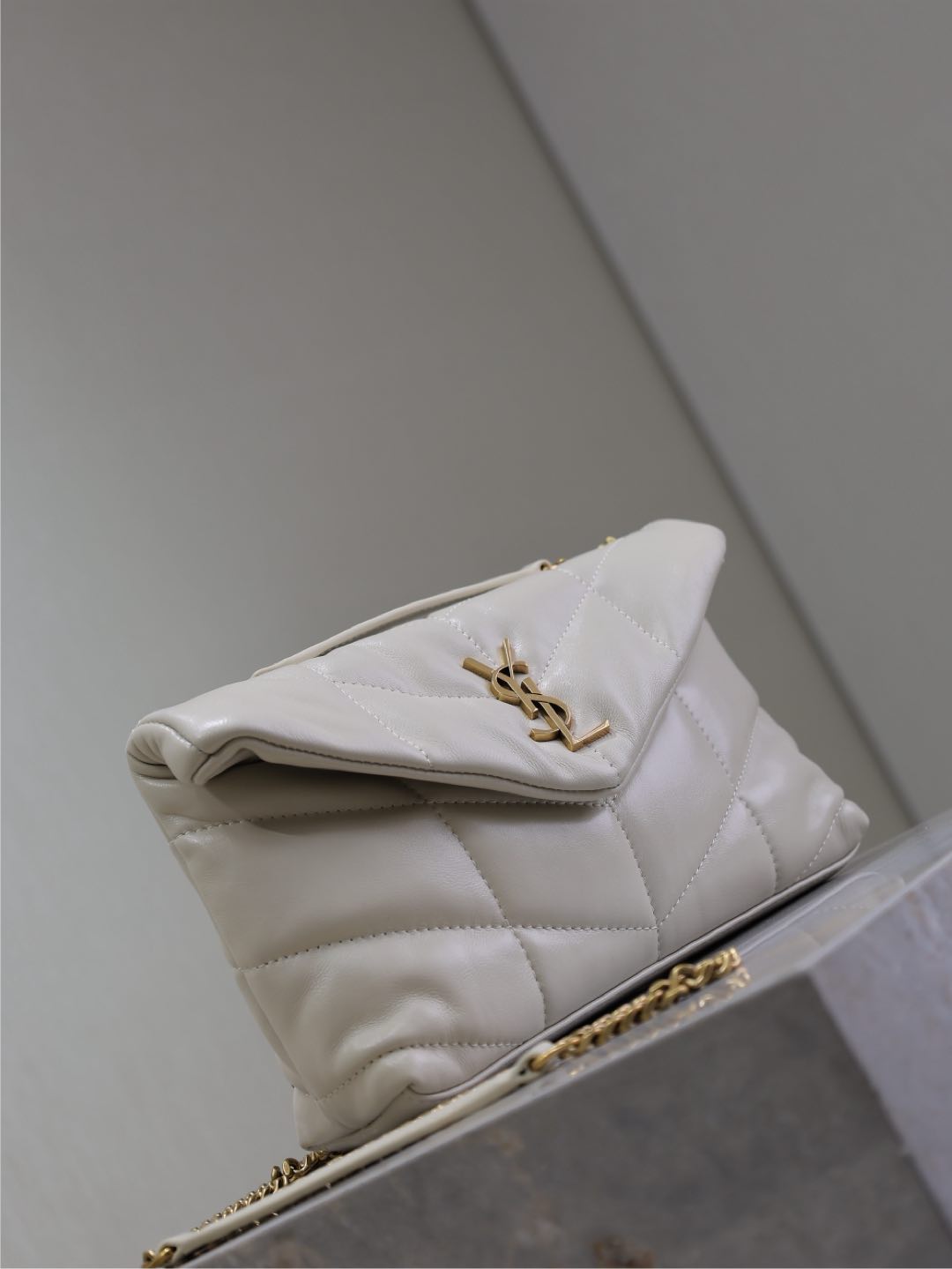 YSL 25S LOULOU PUFFER MINI 23 IN BLANC VINTAGE CALFSKIN GOLD HARDWRE