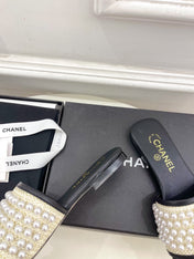 FLAT SLIDE IN BLACK CALFSKIN WITH PEARLS