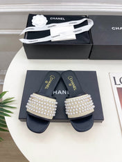 FLAT SLIDE IN BLACK CALFSKIN WITH PEARLS