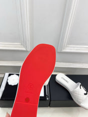 CHANEL 26S FLAT SLIDES IN WHITE LAMBSKIN WITH BLACK CC LOGO