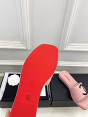 CHANEL 26S FLAT SLIDES IN LIGHT PINK LAMBSKIN WITH BLACK CC LOGO