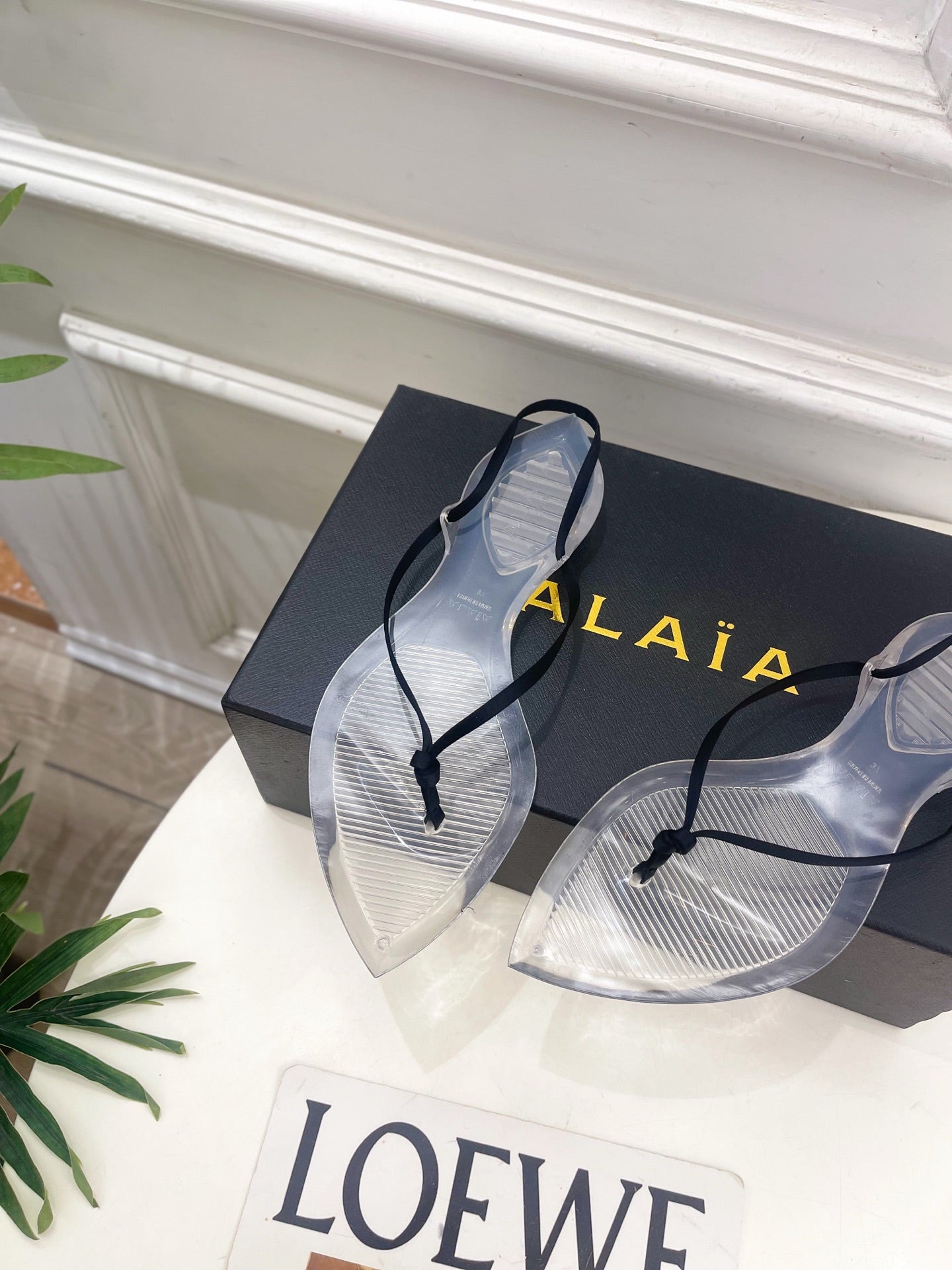 ALAIA 26S POINTED-TOE THONG SANDALS IN BLACK SATIN AND TRANSPARENT PVC