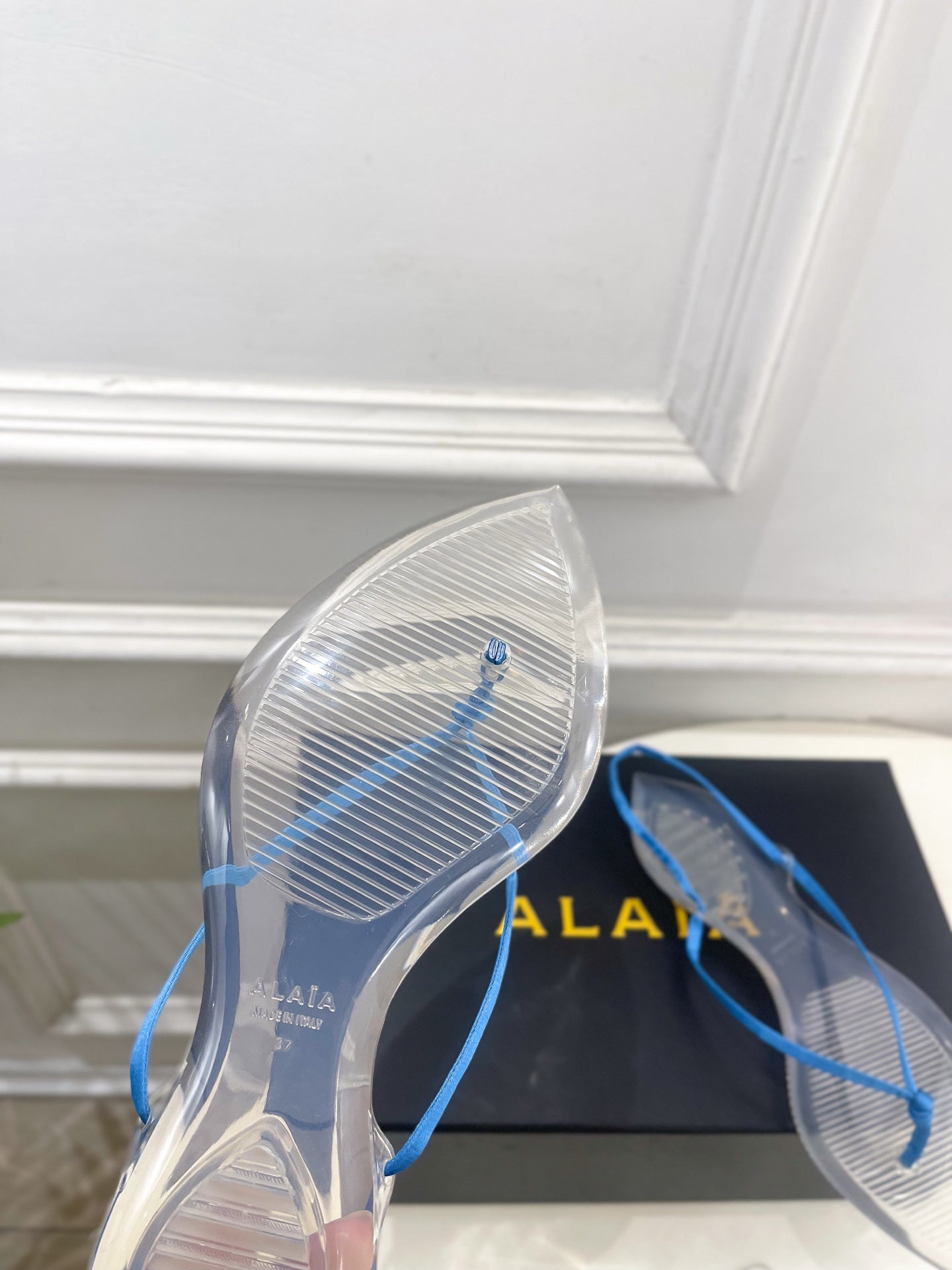 ALAIA 26S POINTED-TOE THONG SANDALS IN BLUE SATIN AND TRANSPARENT PVC