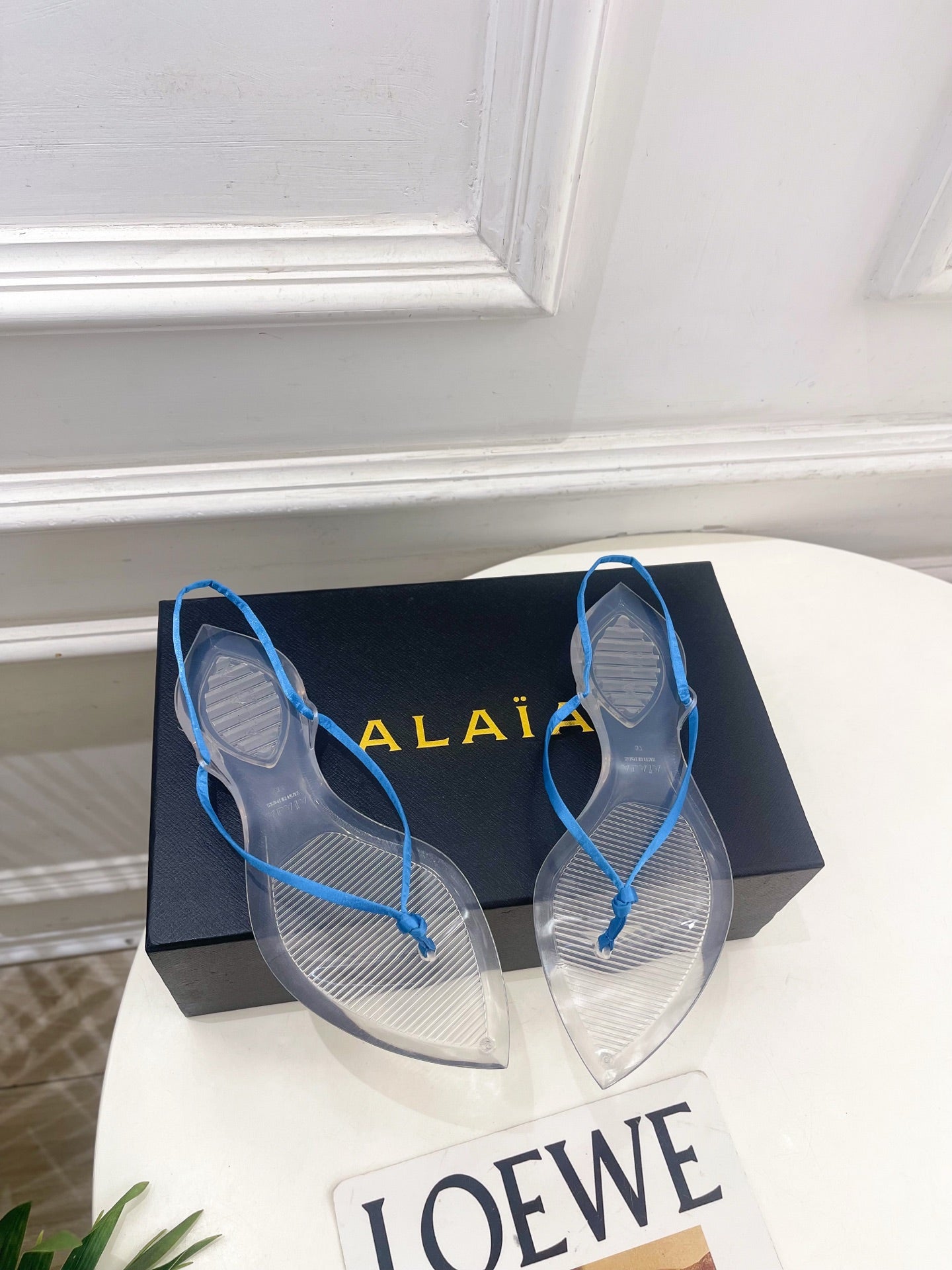 ALAIA 26S POINTED-TOE THONG SANDALS IN BLUE SATIN AND TRANSPARENT PVC