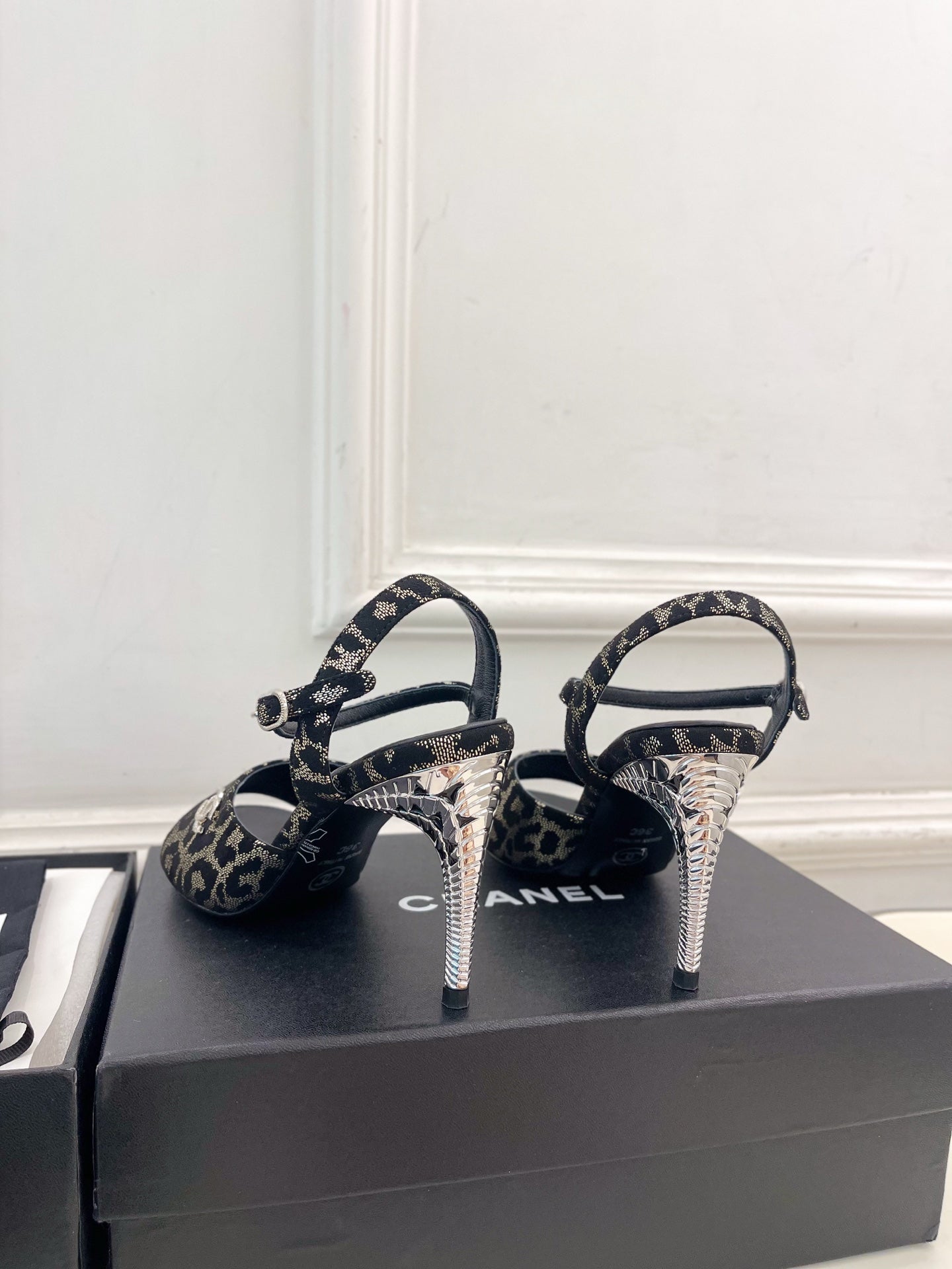 CHANEL 26S HIGH HEEL SLINGBACK SANDALS 90 MM IN BLACK LAMBSKIN AND BEIGE LEOPARD PRINT