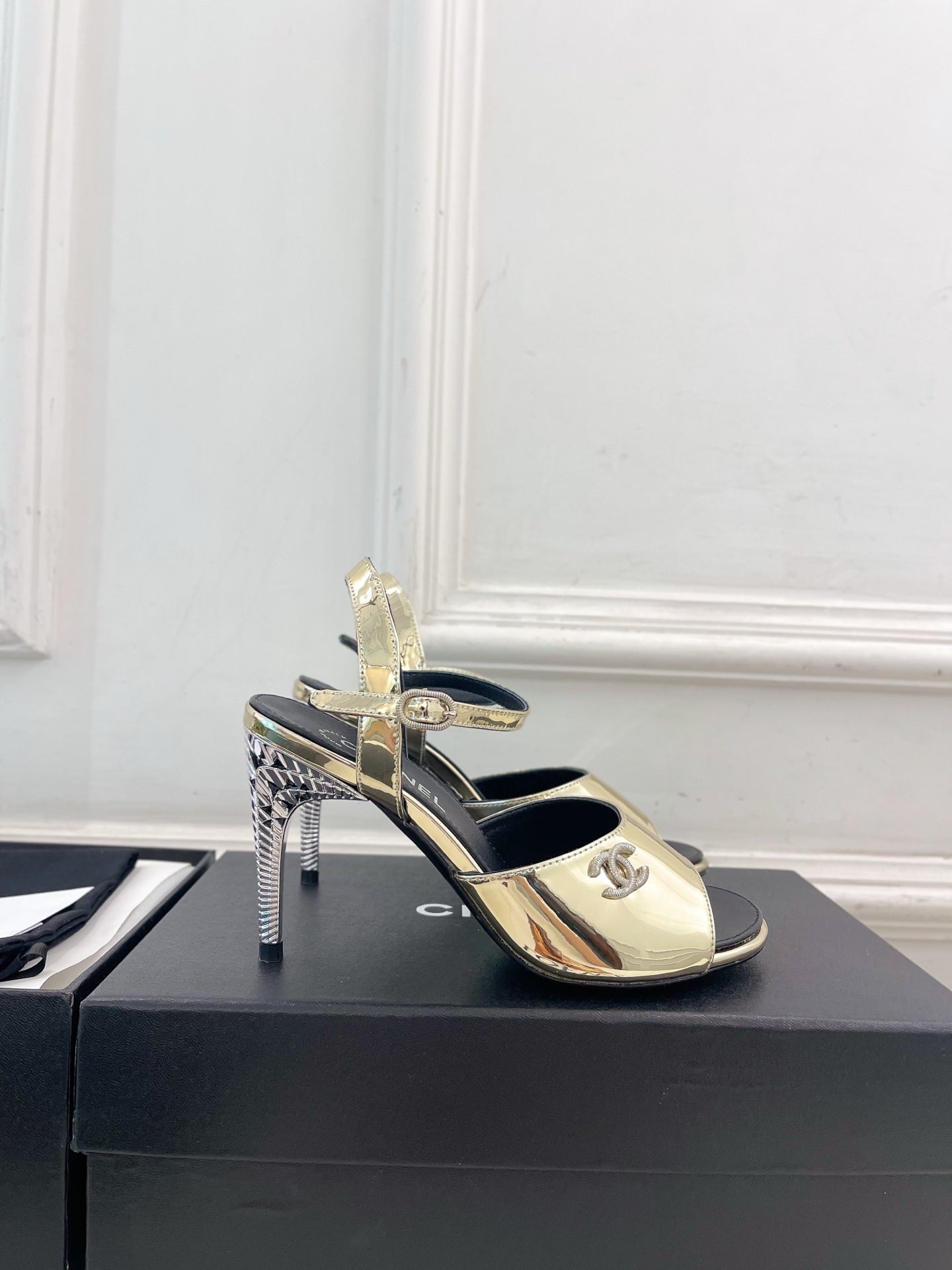CHANEL 26S HIGH HEEL SLINGBACK SANDALS 90 MM IN GOLD LAMBSKIN WITH CC LOGO