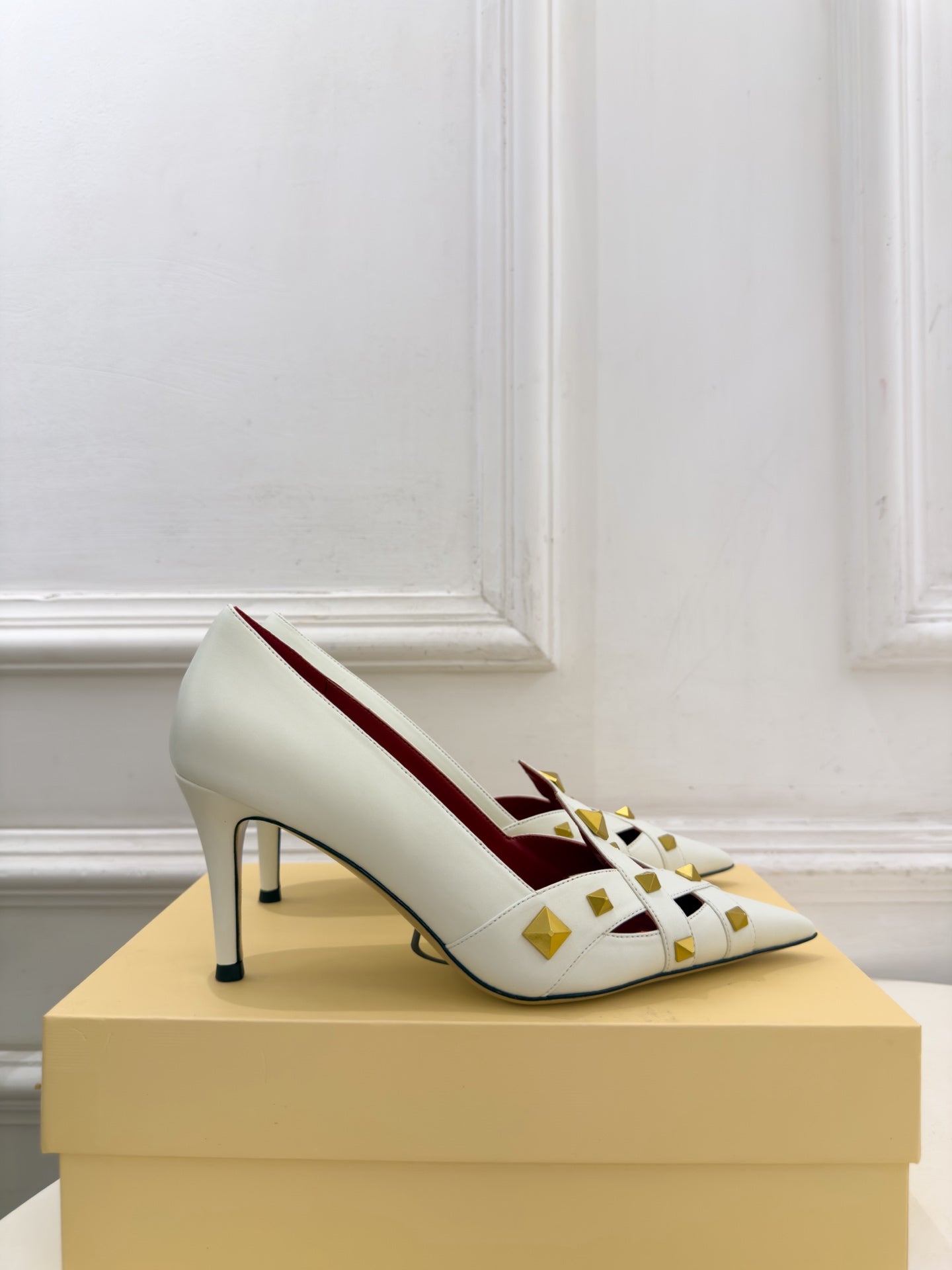 VALENTINO 26S STUDDED POINTED TOE PUMPS 80 MM IN CREAM WHITE CALFSKIN