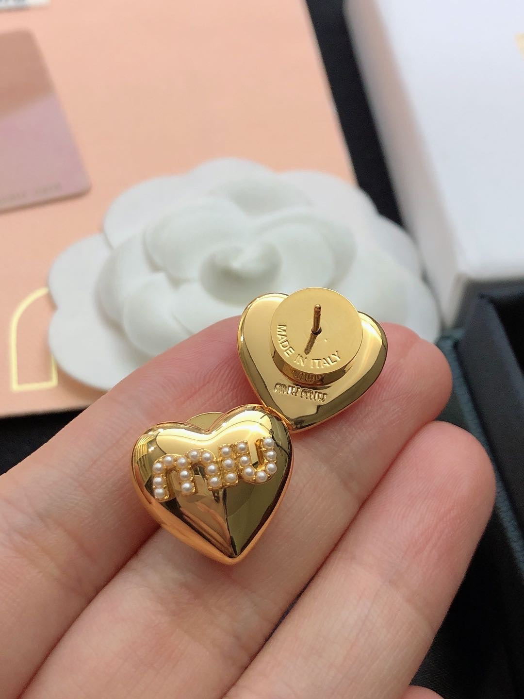 MIUMIU 26S PEARL LOGO HEART STUD EARRINGS IN GOLD TONE METAL 612685