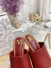 ROCKSTUD TOWER-HEEL MULES IN CURRANT RED CALFSKIN 7 CM