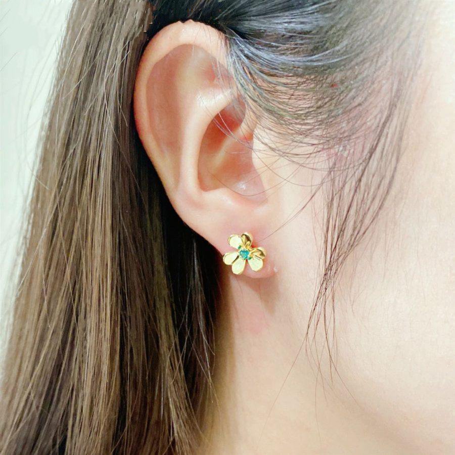 van-cleef-arpels-frivole-earrings-mini-model-yellow-gold-emerald-vcarp7sd00-coral-2-900x900_9bb4fd15-8171-4449-82e4-d23551721d1a.jpg