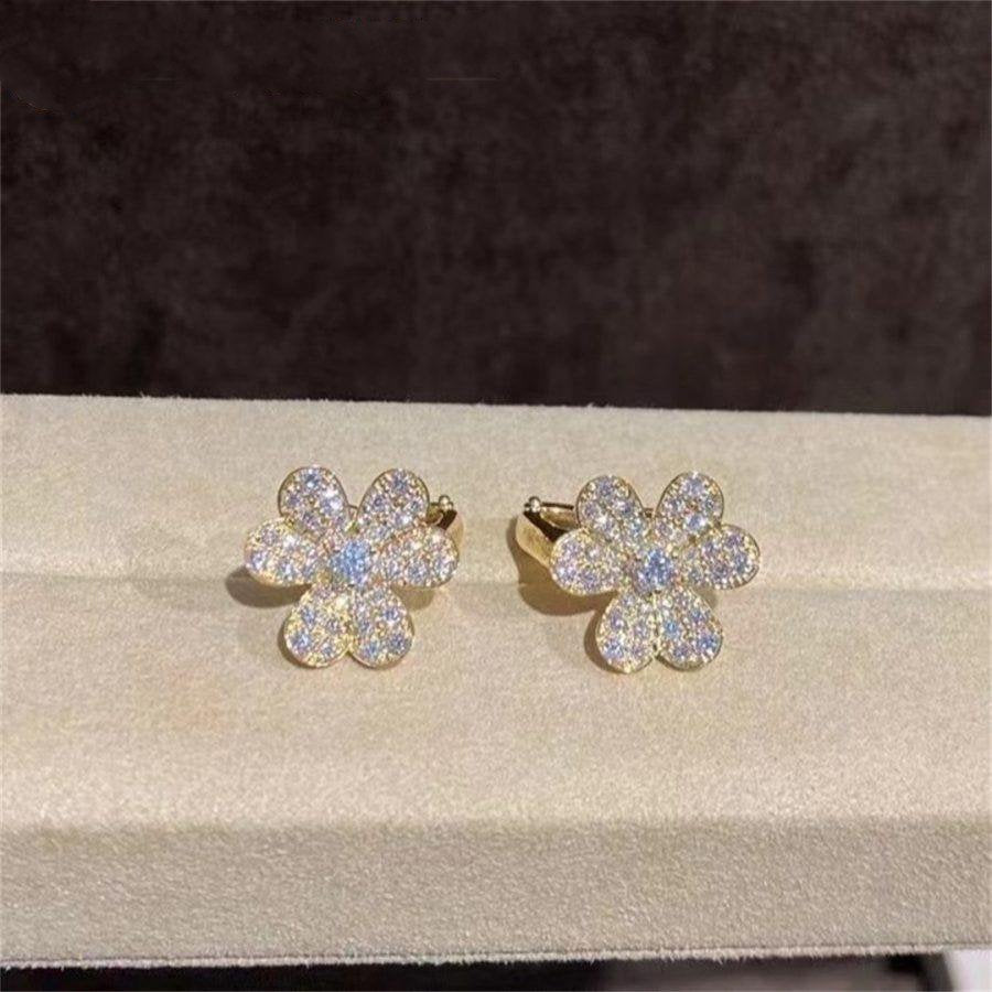 van-cleef-arpels-frivole-earrings-small-model-yellow-gold-diamond-vcarp0j900-coral-5-900x900_e5993d8e-2b40-430f-a722-9e5a09eeb4ae.jpg